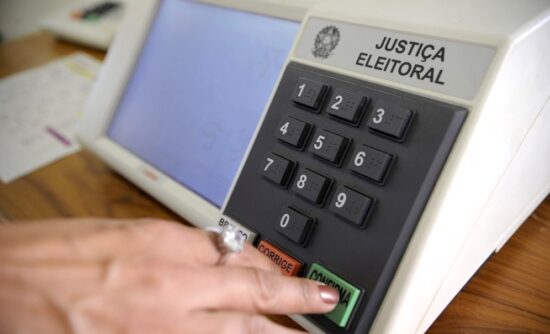 assinam um documento com propostas para os candidatos nas eleições deste ano