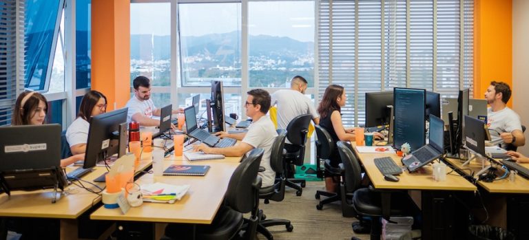 Demanda por profissionais de TI em empresas “não tech” cresce 17%, aponta Tech Report SC