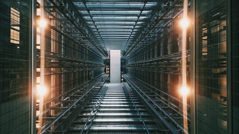 Nuvem se torna elemento-chave na estrutura de TI com previsão que tráfego das novas conexões chegue a 1,5 milhão de petabytes até 2026.