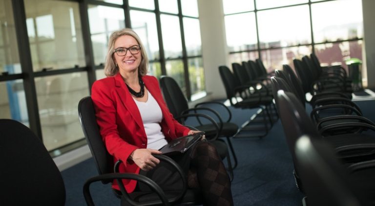 Para suprir falta de mão de obra especializada organizações buscam novos caminhos para treinamento e desenvolvimento de pessoal, comenta a especialista Raquel Schürmann.