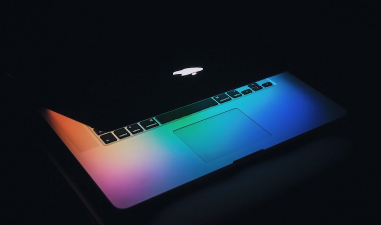 A fabricante do iPhone possui um alto custo de produção, mas a mudança para um modelo de assinatura no futuro dá novas perspectivas.