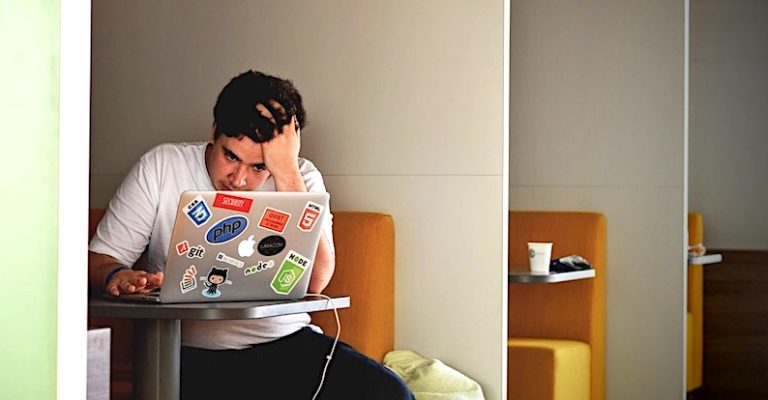 Há um número significativo de pessoas que se sentem excluídos dos ambientes tech. E o motivo parece ser o mais banal possível: boa parte dos "novatos" não compreende parte daquilo que é discutido