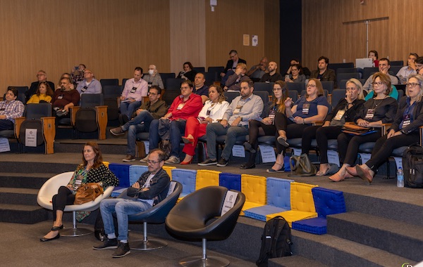 Representantes de instituições de ensino e do mercado trocam experiências e conhecimento.