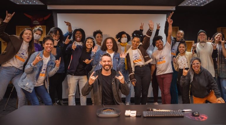 Aumento da participação do setor público com formação de base e investimento em educação continuada de juniores pela empresas são soluções apontadas por especialistas para reduzir um dos principais gargalos de desenvolvimento do setor