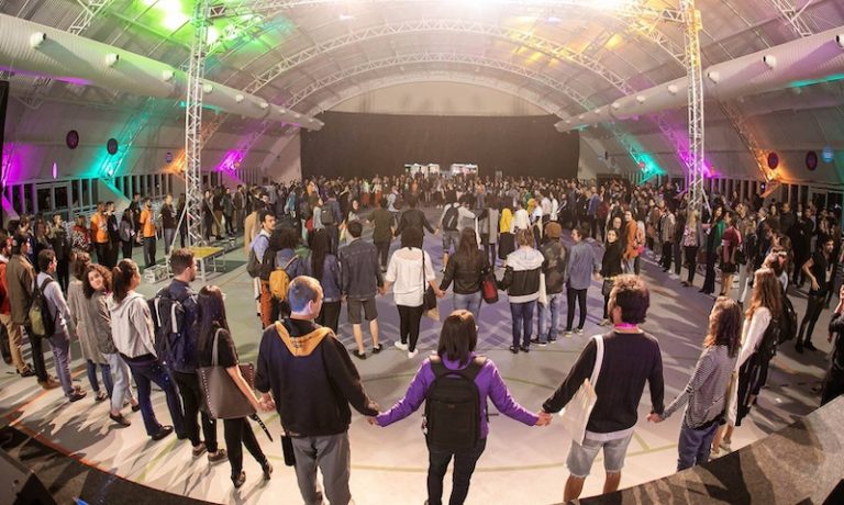 Evento acontece em Florianópolis, de 1º a 5 de novembro. Entre os temas, uso público de dados, educação e empreendedorismo feminino.