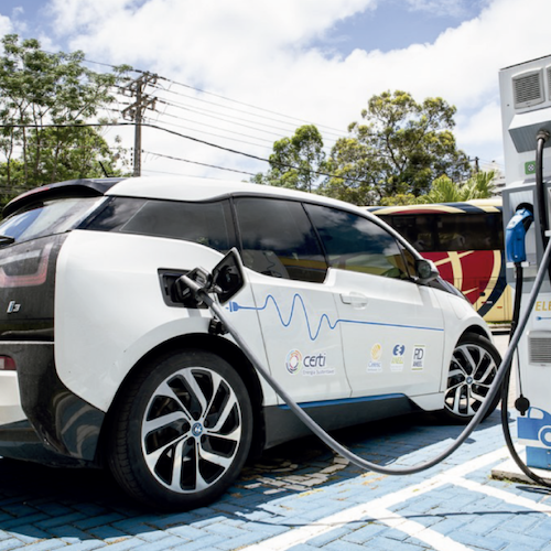 Eletroposto: uma infraestrutura de recarga conectada com Santa Catarina e Paraná.