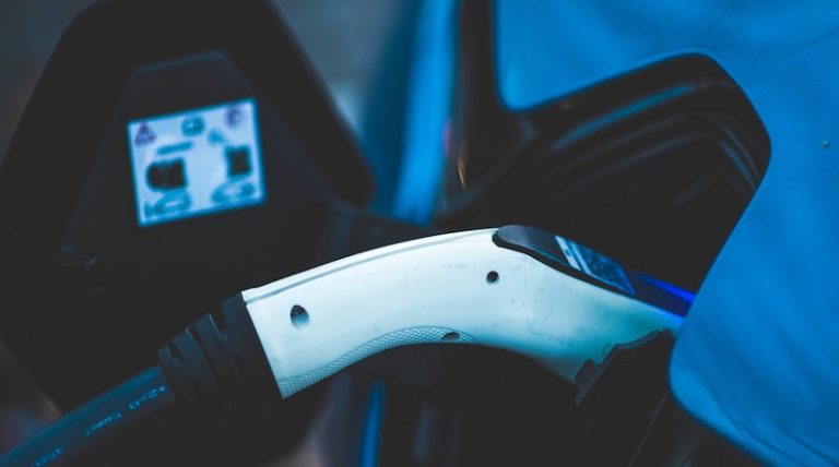 Empresa de Florianópolis atua com gestão inteligente para sistemas de recarga de veículos elétricos e vai levar solução para rede da Copel