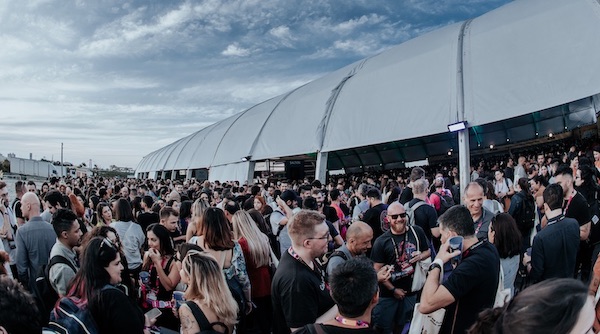 Público na área externa do RD Summit, em 2022