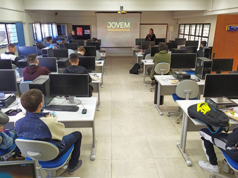 Jovem Programador 2023 tem 600 vagas em 18 cidades de SC