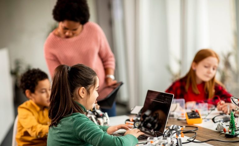 Com a PNED, o Brasil reconhece a necessidade de preencher as lacunas presentes entre as competências digitais dos jovens e as demandas da transformação digital