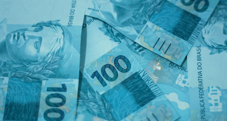 O planejamento financeiro serve como base para monitorar o desempenho financeiro, comparando os resultados obtidos com as metas estabelecidas e ajustando as estratégias.