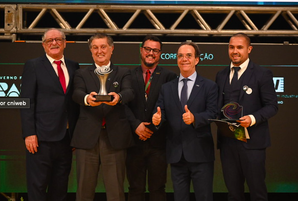 Prefeito de Florianópolis, Topázio Neto, recebe o prêmio na categoria Ecossistema de Inovação