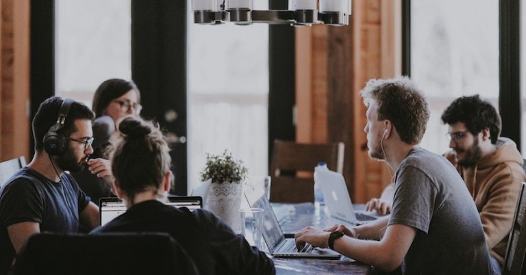 Plataforma especializada em recrutamento SalesHunter aponta triplo de vagas abertas em relação ao trimestre anterior. Outra tendência é a prioridade por trabalho híbrido ou presencial.