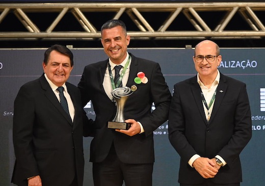 Alex Marson, da Christal (Timbó), recebe prêmio na categoria Inovação para Sustentabilidade (média empresa).