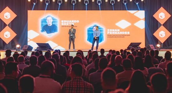 Durante o Construsummit, o CEO Eduardo Smith e o diretor para a Indústria da Construção, Ionan Fernandes, apresentaram novas soluções para o mercado