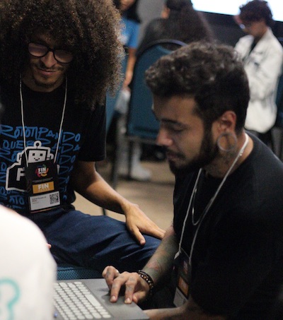 Durante um dia, participantes buscaram soluções inovadoras para demandas educacionais. 