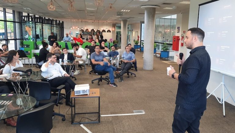 Para obter os investimentos de aceleração necessários, a startup precisa reconhecer no seu negócio um diferencial de mercado e definir o valor agregado para os clientes, empresas e à sociedade como um todo