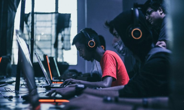 Os benefícios ao setor vêm acompanhados por mais proteção para crianças e adolescentes que utilizam essas plataformas. Os jogos não poderão incentivar práticas como preconceito ou violência e deverão ter mecanismos que regulem a interação entre jogadores.