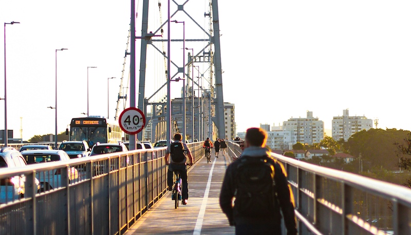 Estudo da LAVCA mostra que parte do dinheiro para startups está indo para cidades como Florianópolis em função de melhoria da infraestrutura e qualidade de vida. / Foto: André Magalhães (Unsplash)