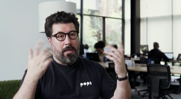 Criado pelos publicitários Felipe Melo (foto) e Pedro Moura, o doc “O não a gente já tem” revela os bastidores e o impacto da produção inovadora no mercado tech catarinense.