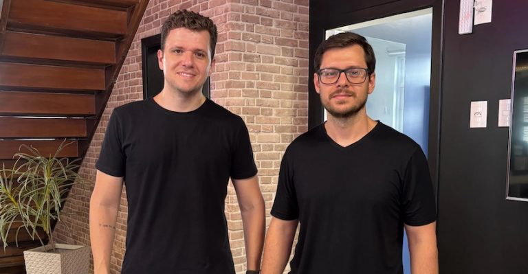 Fundada há oito meses pelos empreendedores Tiago Vailati e Anderson Fantini, a empresa usa IA para otimizar atendimento a clientes em e-commerces e marketplaces.