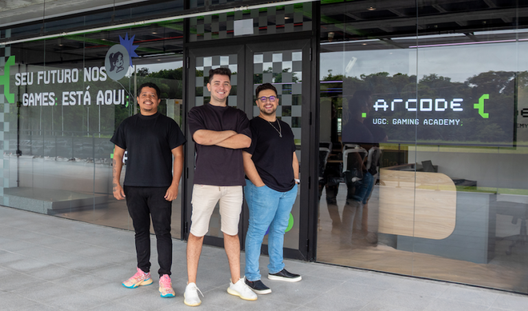 Projeto Arcode, criado pela Hero Base em parceria com Avell e Sicoob, mira formação de mais de 2 mil alunos já em 2025.