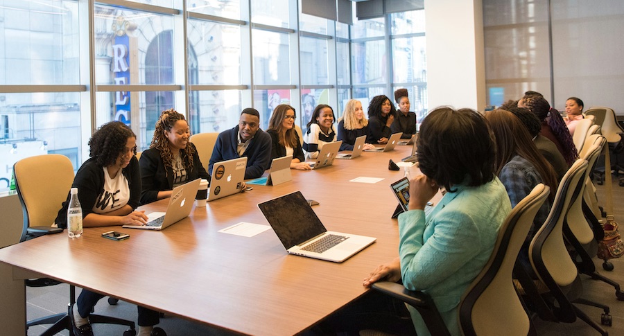 A estrutura não precisa ser cara, nem engessada. Ela começa com pequenas decisões conscientes que se acumulam ao longo do tempo.