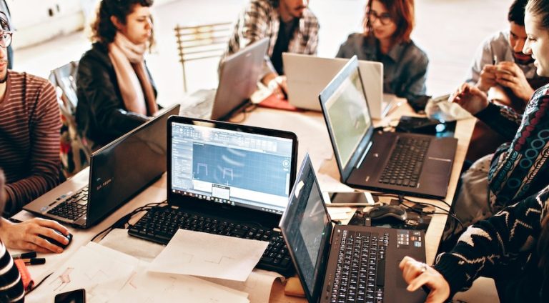 Gestores de PMEs frequentemente acumulam relatórios e dashboards, mas encontram dificuldade em transformar números em decisões ágeis.