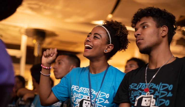 PAQathon: atividade promovida pela ONG Prototipando a Quebrada reúne 50 educandos para criar soluções com uso de IA e foco em impacto social.