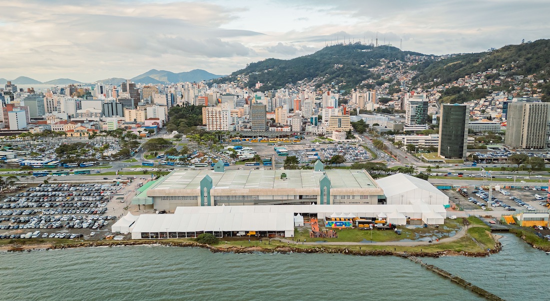 Dados do Observatório ACATE mostram que alta de 11,7% ao ano supera a média nacional e amplia participação do setor de TI no PIB catarinense.