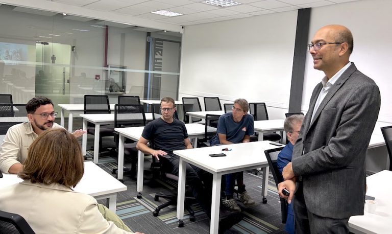 Professor da Universidade de Cambridge discutiu como a criatividade e o uso de recursos limitados podem democratizar o acesso à tecnologia