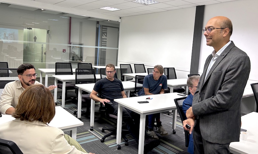 Professor da Universidade de Cambridge discutiu como a criatividade e o uso de recursos limitados podem democratizar o acesso à tecnologia