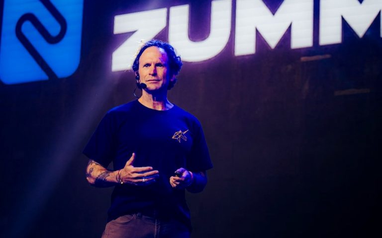 9 em 10 empresas brasileiras já digitalizaram o suporte ao cliente, mas lentidão, falta de integração e insatisfação continuam como desafios