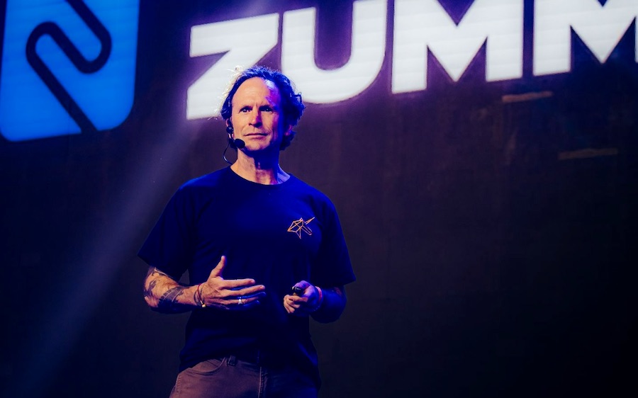 9 em 10 empresas brasileiras já digitalizaram o suporte ao cliente, mas lentidão, falta de integração e insatisfação continuam como desafios