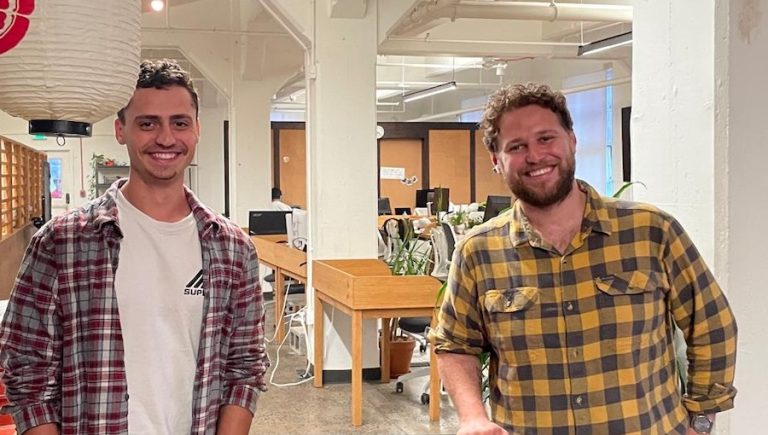 Monostate, fundada pelo brasileiro Andrew Correa e o israelense Omer Oz (foto), lança plataforma que permite criar e monetizar modelos de inteligência artificial sem programação